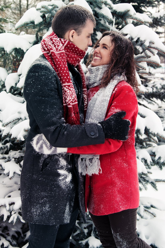 15 Ideas for Oh-So-Cozy Winter Engagement Photos - Brit + Co