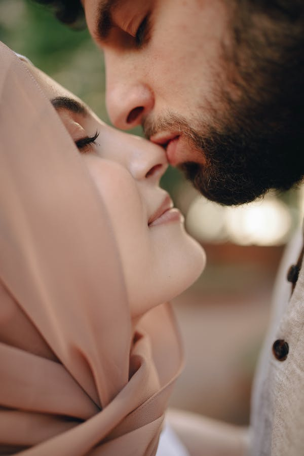 15 Adorable Couple Poses To Inspire Your Engagement Photo Shoot