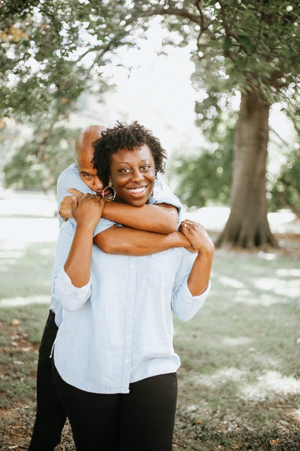 48 Natural Couple Poses for Weddings, Instagram, Selfies & More