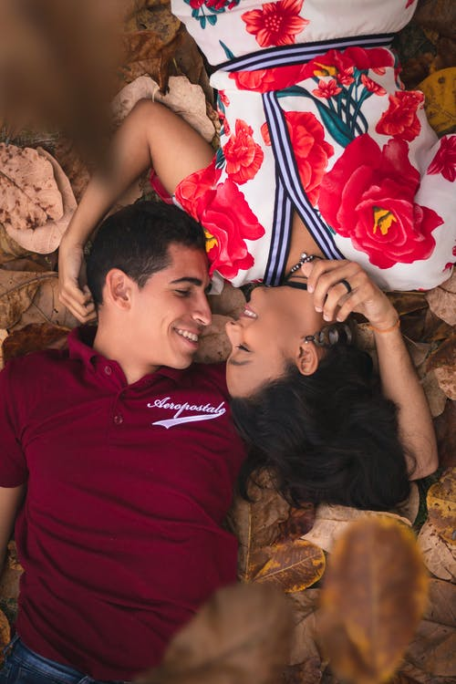 50 Romantic Couple Poses to Get Cute Couple Photos (+5 FREEBIES)